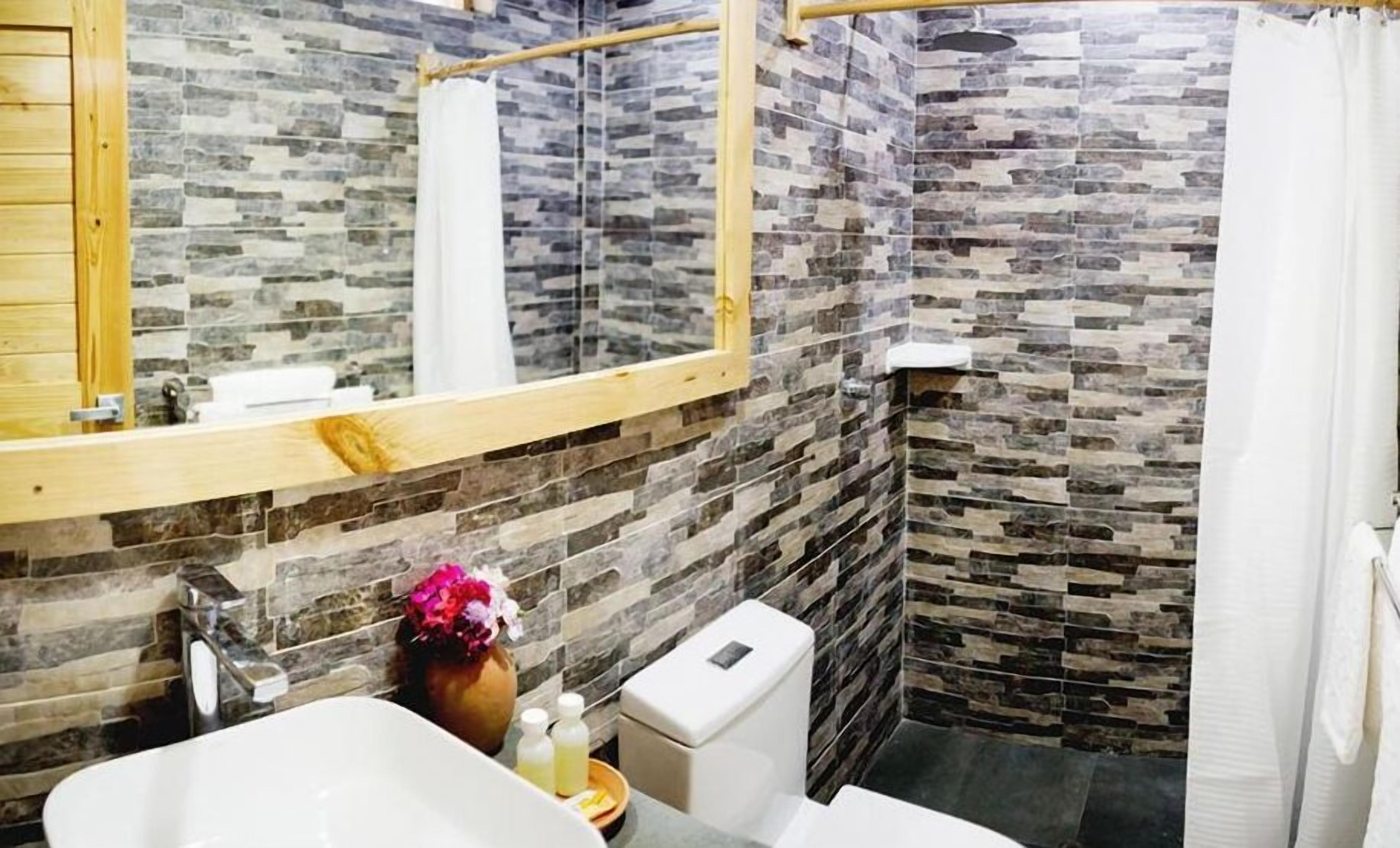 Douche, douche à « effet pluie », articles de toilette gratuits
