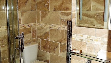 Tabla de planchar con plancha y ropa de cama