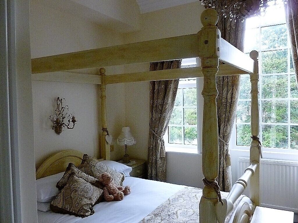 Iron/ironing board, bed sheets