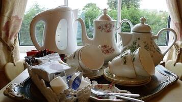 Iron/ironing board, bed sheets