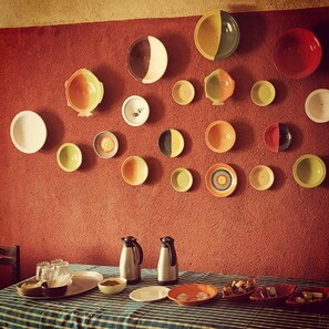Desayuno con opciones de la cocina local incluido todos los días