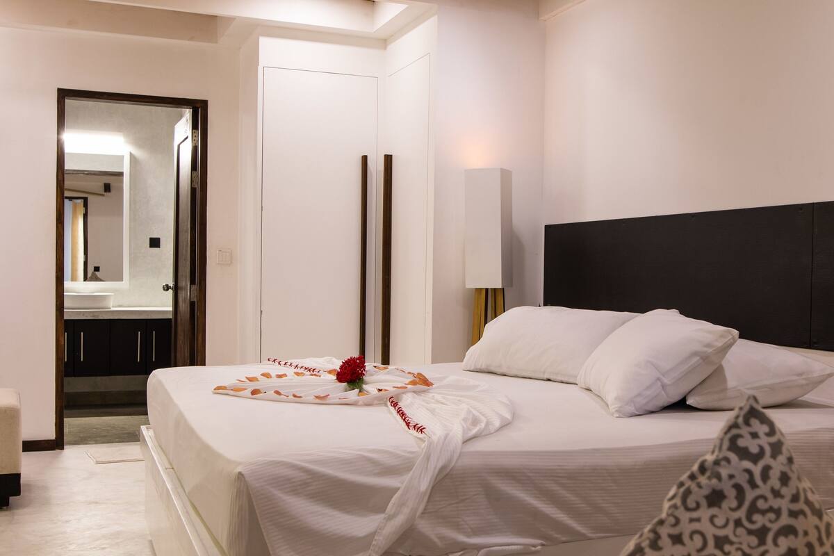 Casa, 2 habitaciones | Muebles diferentes, escritorio, cortinas blackout y insonorización