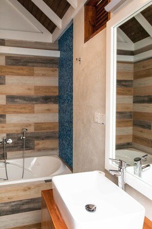 Habitación doble Deluxe, con acceso para personas discapacitadas, para no fumadores | Baño | Regadera, regadera tipo lluvia, toallas