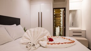 Habitación doble Deluxe, con acceso para personas discapacitadas, para no fumadores | Muebles diferentes, escritorio, cortinas blackout y insonorización