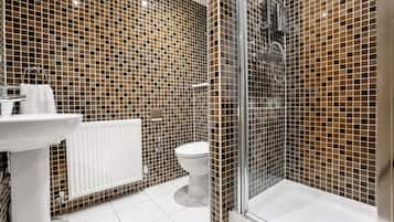 Combined shower/tub, free toiletries, hair dryer, towels