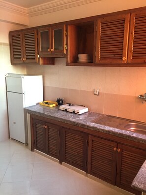 Apartment | Private kitchen | Full-sized fridge, microwave, oven, stovetop - Bokar Majorelle (Marrakech)