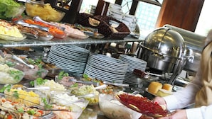 Un bufé con distintos alimentos y utensilios.