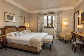 A hotel room with a large bed, a desk, a chair, and a window with curtains. - Hotel Lisboa Plaza (Lisbon)