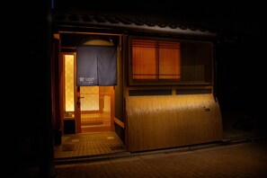 施設の正面 (日没後)