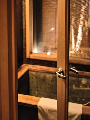 京町家一棟貸 | バスルーム | 個別の浴槽とシャワー、バスアメニティ (無料)、ヘアドライヤー、スリッパ