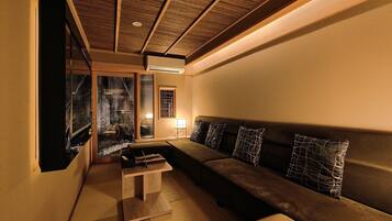 Private Vacation Home | Living area | Flat-screen TV
