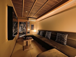 京町家一棟貸 | リビング エリア | 薄型テレビ