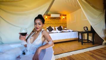 Honeymoon-Doppelzimmer, 1 King-Bett, Whirlpool, Meerblick | Terrasse/Patio