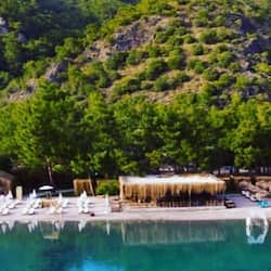 Spiaggia privata, sabbia bianca, lettini da mare, ombrelloni