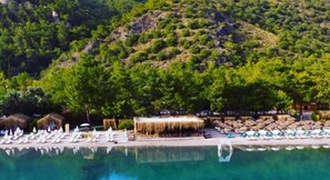 Private beach, white sand, sun loungers, beach umbrellas - Green Pine Beach & Bungalows (Fethiye)