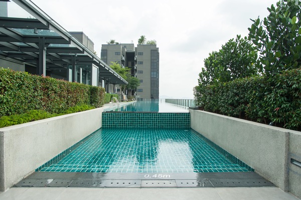 Piscina externa, piscina no terraço, espreguiçadeiras