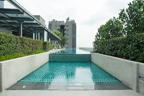 Outdoor pool, a rooftop pool, pool loungers - Takuro Homestay (Petaling Jaya)