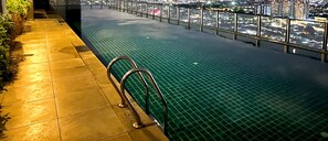 Außenpool, Pool auf dem Dach, Liegestühle