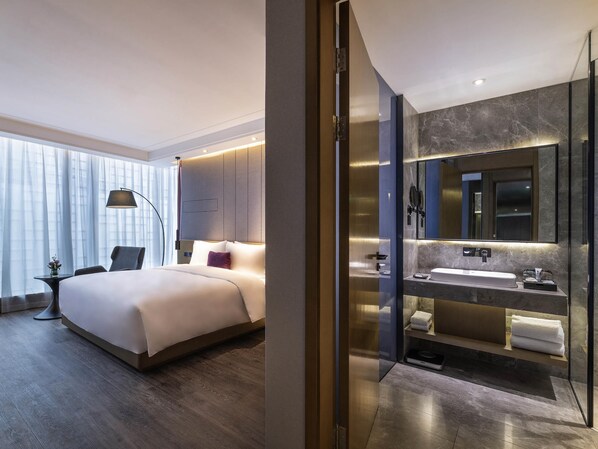 Standaard kamer, 1 kingsize bed | Luxe beddengoed, donsdekens, een minibar, een kluis op de kamer