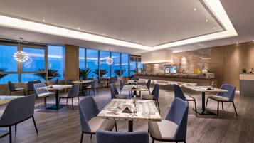 Daily buffet breakfast (CNY 58 per person)