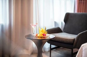 A modern room with a round table, a cocktail, and fruit. - Mercure Kunshan MIXC Hi-tech (Suzhou)