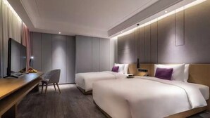 A modern hotel room with two beds, a desk, and a TV. - Mercure Kunshan MIXC Hi-tech (Suzhou)