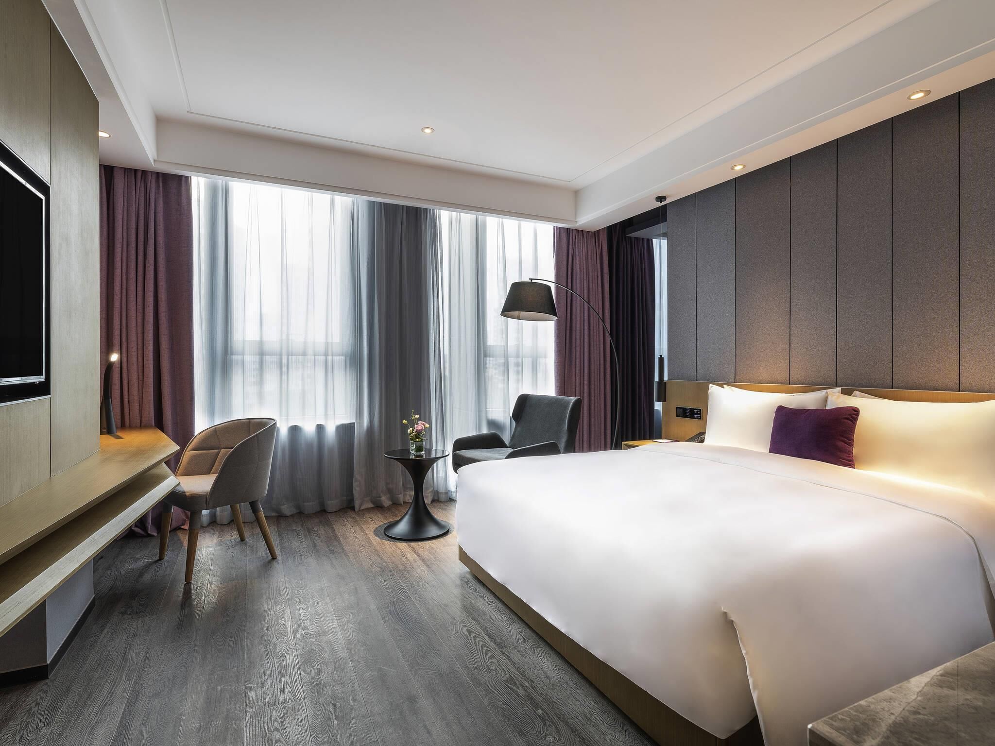 Premium bedding, down comforters, minibar, in-room safe