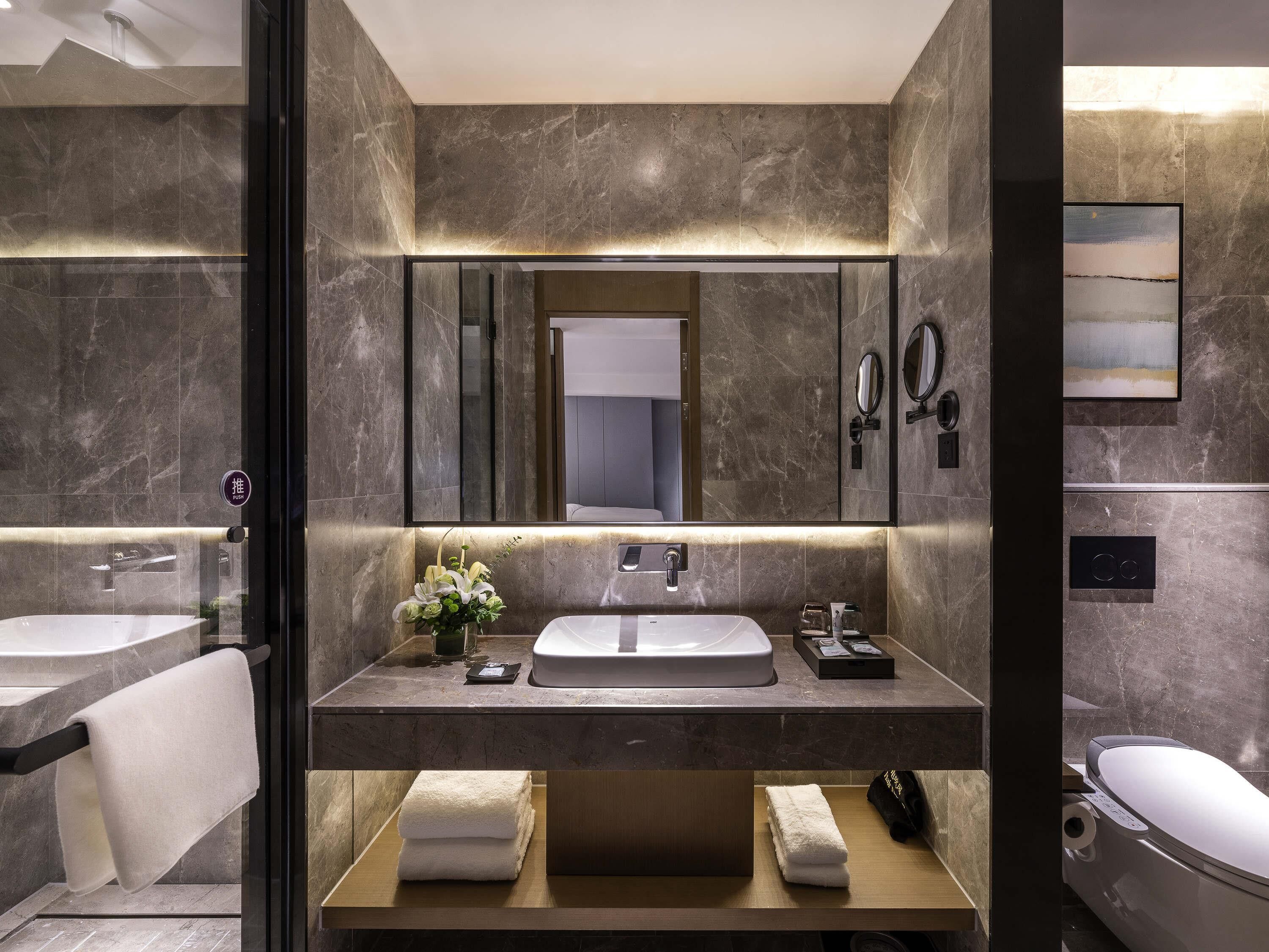 Ropa de cama de alta calidad, cubrecamas y minibar 