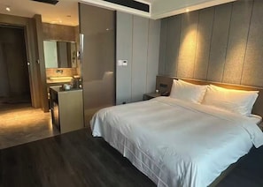 Executive Room, 1 King Bed | Premium bedding, down comforters, minibar, in-room safe - Mercure Kunshan MIXC Hi-tech (Suzhou)