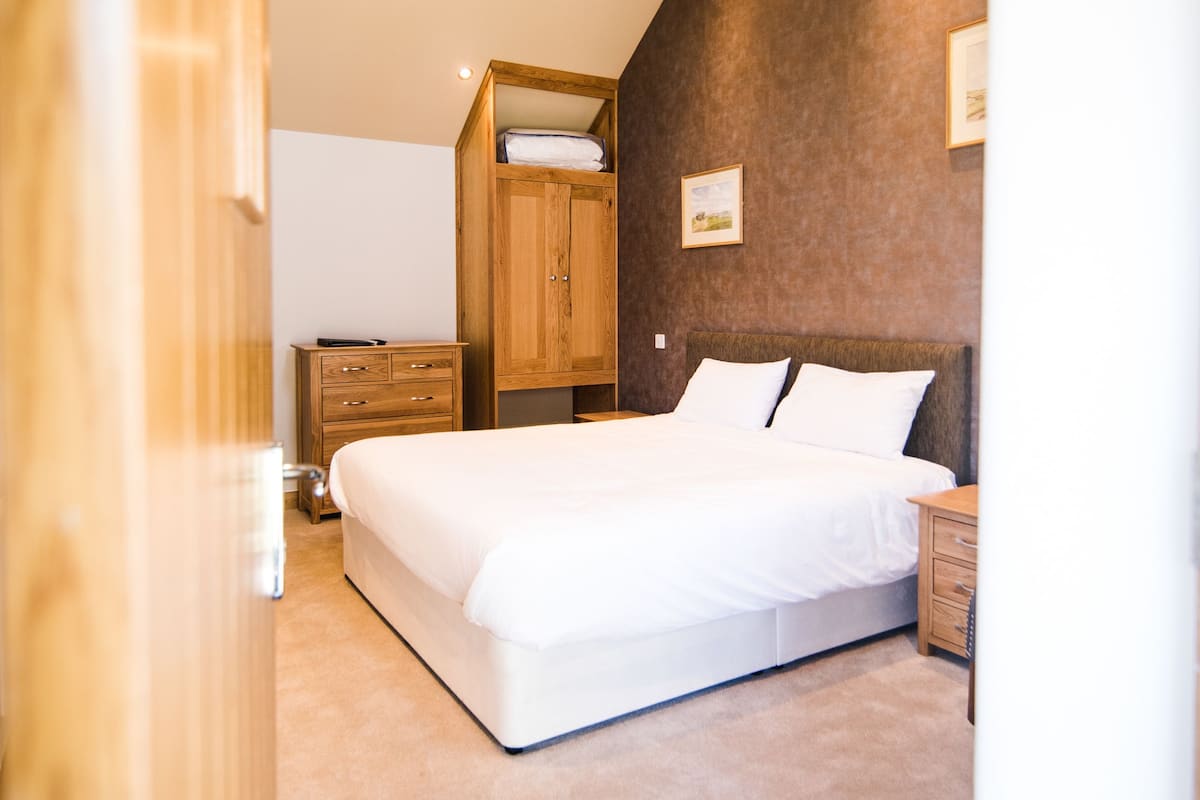 superior deluxe double or twin room | desk, free wifi, bed sheets