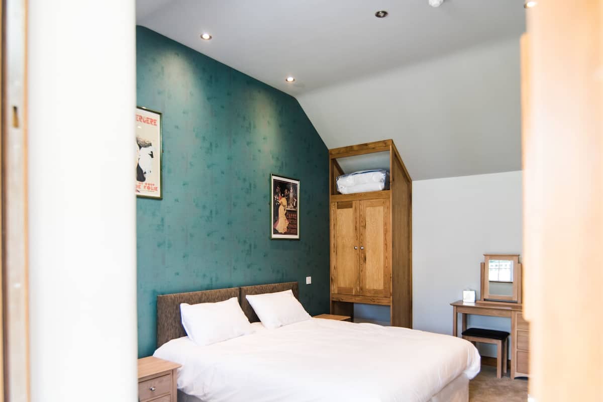 Habitación doble Deluxe | Escritorio, wifi gratis y ropa de cama 