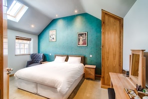 Escritorio, wifi gratis y ropa de cama 