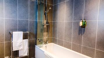 Kahden hengen deluxe-huone | Kylpyhuone | Ilmaiset hygieniatuotteet, hiustenkuivaaja, pyyhkeet