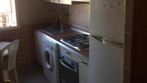 Appartement, 2 chambres | Cuisine privée | Cafetière-théière, réfrigérateur, four à micro-ondes, un four