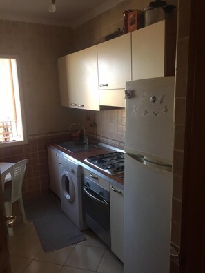 Apartment, 2 Bedrooms | Private kitchen | Fridge, microwave, oven, stovetop - Appart Al Abraj (Marrakech)