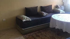 Appartement, 2 chambres | Aire de séjour | Téléviseur à écran plat
