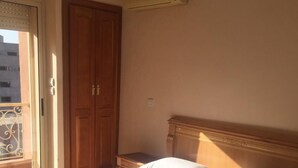 Appartement, 2 chambres | 2 chambres, fer et planche à repasser, accès au Wi-Fi (inclus)