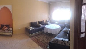 Appartement, 2 chambres | Aire de séjour | Téléviseur à écran plat