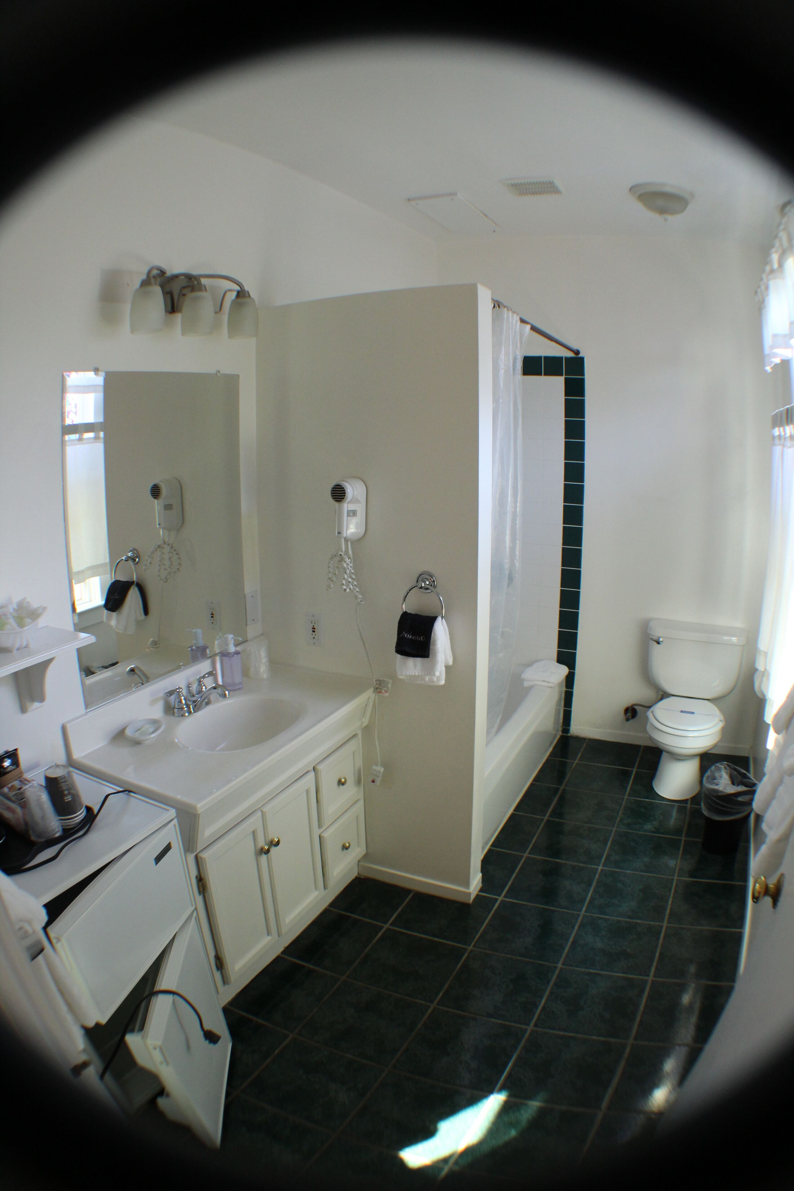 deluxe twin room, 2 single beds, non smoking | bathroom | free toiletries, hair dryer, slippers, towels