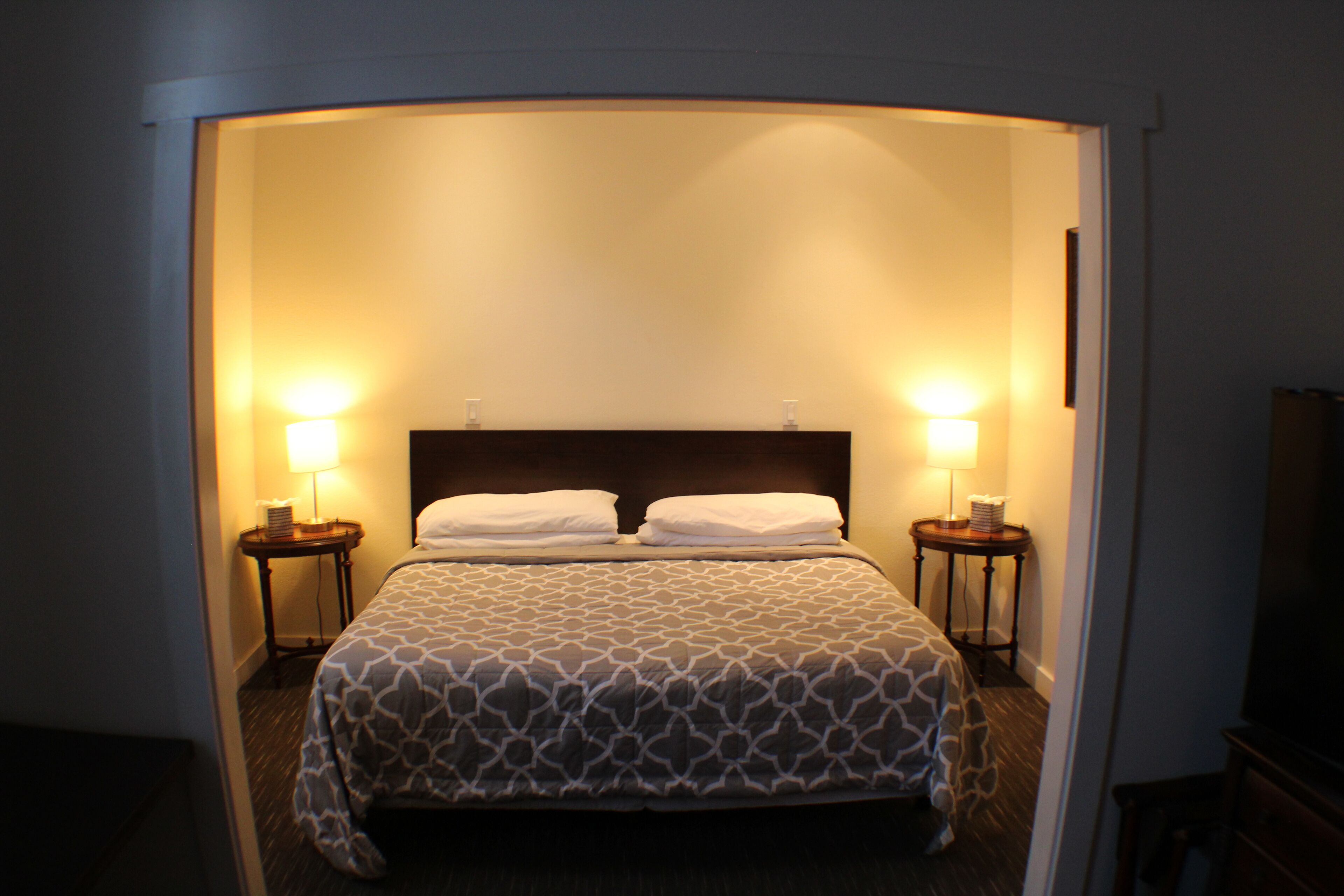 deluxe room, 1 king bed, non smoking | blackout curtains, iron/ironing board, free wifi, bed sheets
