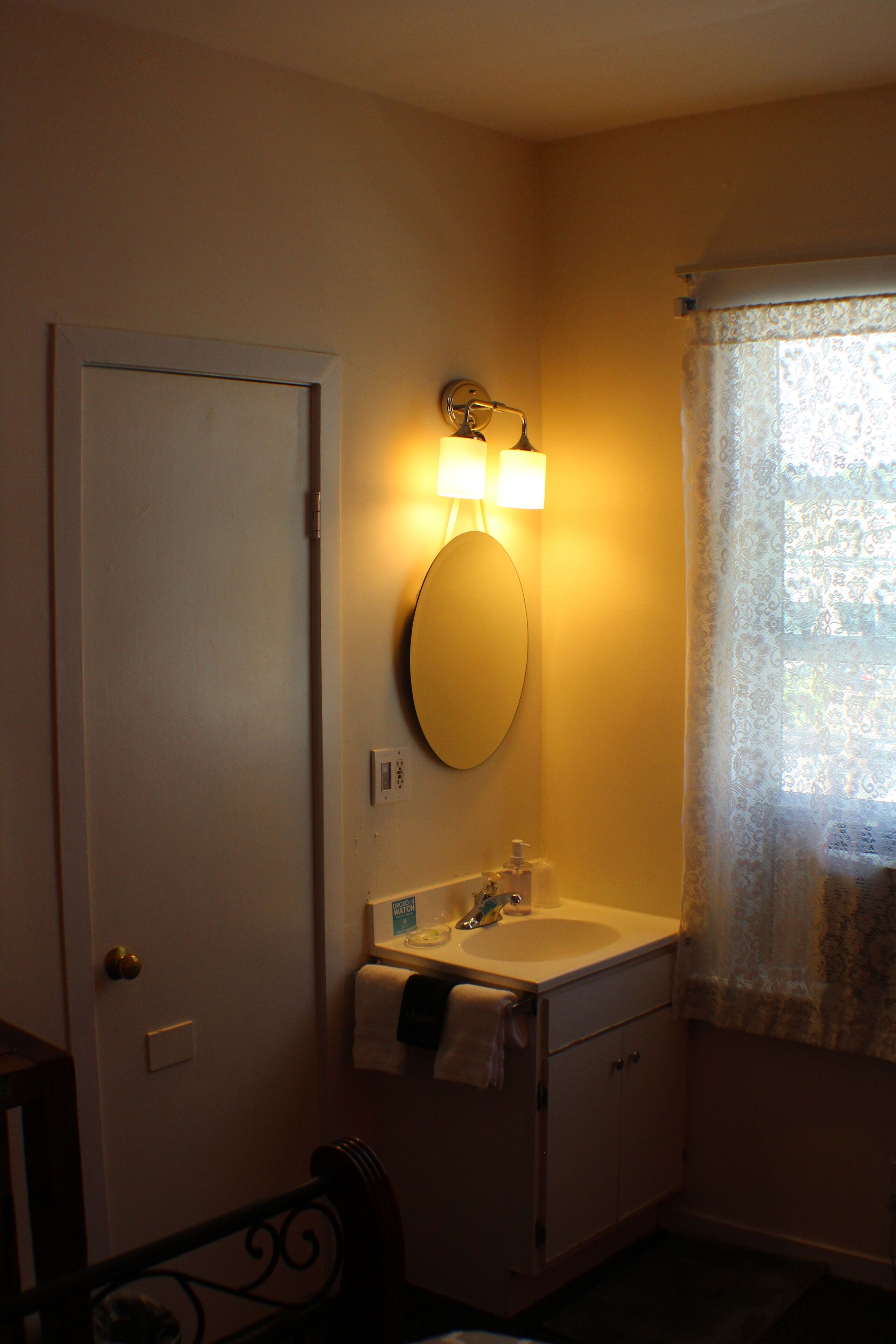 standard room, 1 queen bed, non smoking | blackout curtains, iron/ironing board, free wifi, bed sheets