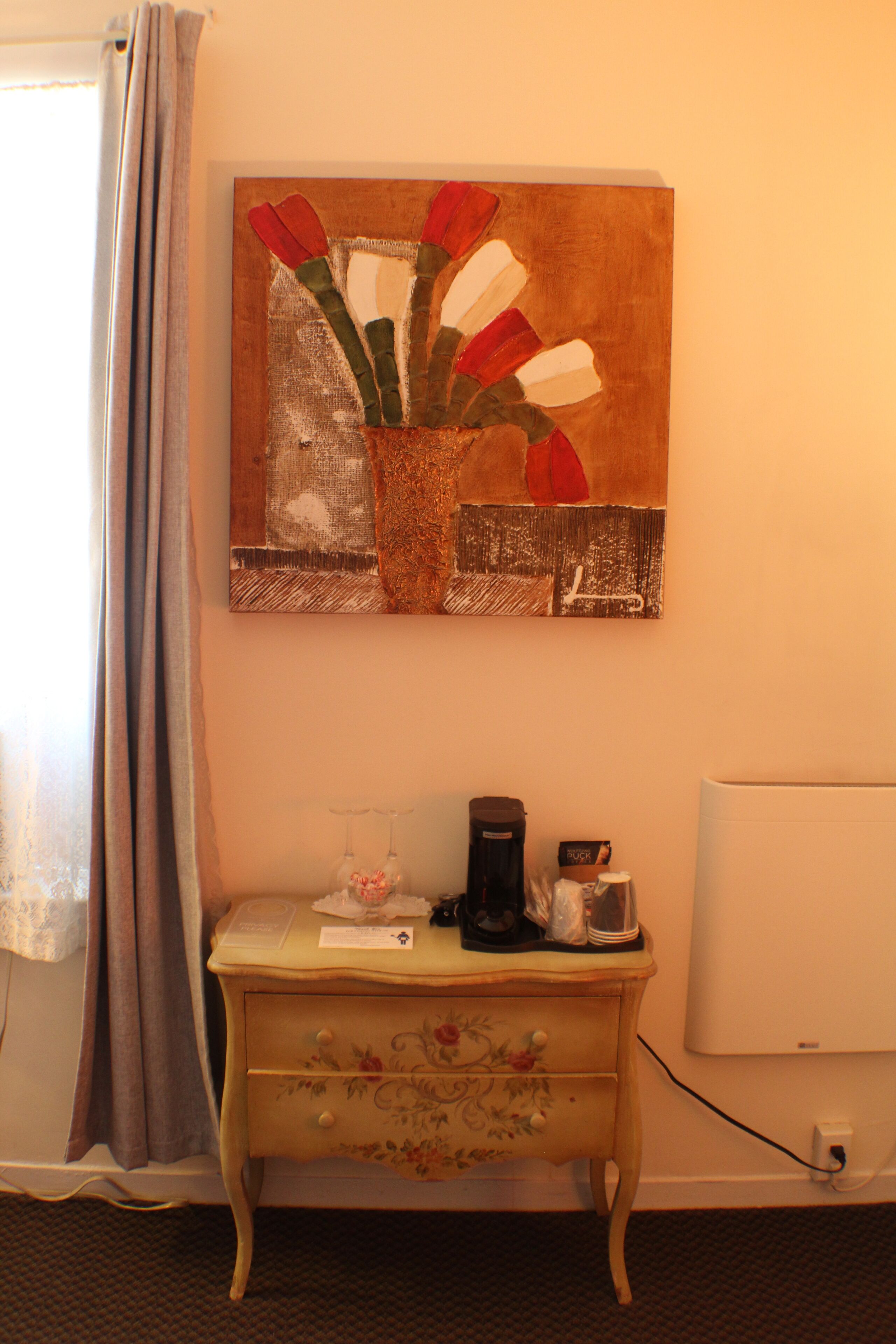 standard room, 1 queen bed, non smoking | blackout curtains, iron/ironing board, free wifi, bed sheets