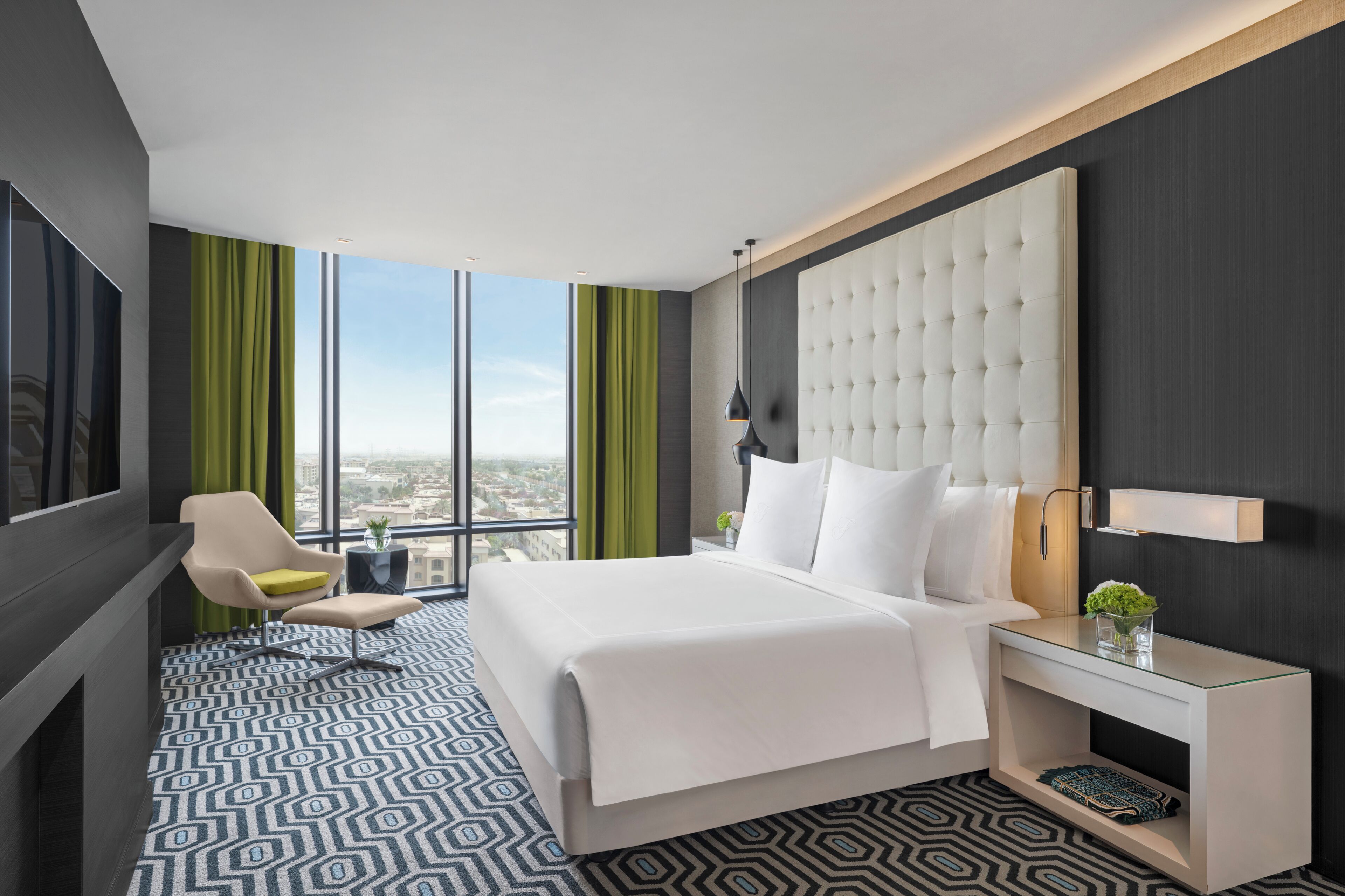 高級寢具、迷你吧、客房內保險箱、書桌