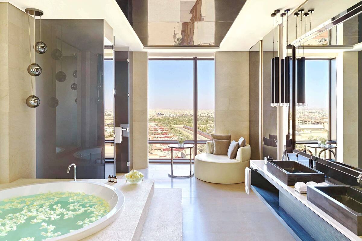 Royal suite, 3 slaapkamers, niet-roken | 1 slaapkamer, luxe beddengoed, een minibar, een kluis op de kamer