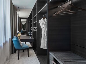 Premium bedding, minibar, in-room safe, desk - Fairmont Riyadh (Riyadh)