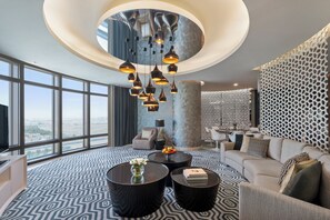 Suite, 2 habitaciones (Diplomatic) | Área de sala de estar | Televisión de pantalla plana de 6 pulgadas con canales por cable 