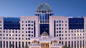 A large hotel with a central dome and two symmetrical wings. - Fairmont Riyadh (Riyadh)