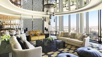 Royal suite, 3 slaapkamers, niet-roken | 1 slaapkamer, luxe beddengoed, een minibar, een kluis op de kamer