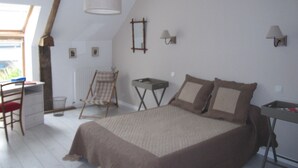 A bedroom with a bed, a chair, a desk, and a window. - La Peuterne (Mouazé)