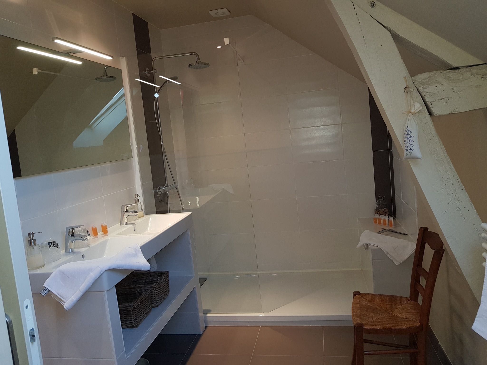 Comfort Quadruple Room | Bilik Mandi | Pancuran mandi, kelengkapan dandanan diri percuma, pengering rambut 